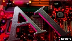 资料照片：2023年6月23日拍摄的插图照片中，字母AI(人工智能)和机器人的手出现在发光的计算机主板的背景下。(路透社照片)