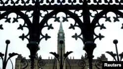 資料照片：通過安大略省渥太華國會山上的一扇門看過去的加拿大國會大廈。