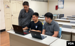 张明贵与指导老师讨论报告中 (美国之音/林柏宏)