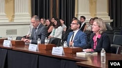 沈棟（左）、謝扎德·卡齊和派珀·朗斯伯裡2023年7月13日出席眾議院美中戰略競爭特設委員會聽證會。（美國之音記者李逸華攝）