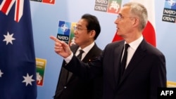 在立陶宛维尔纽斯举行的北约峰会期间，北约秘书长斯托尔滕贝格在北大西洋理事会与亚太伙伴举行会议前欢迎日本首相岸田文雄。（2023年7月12日）