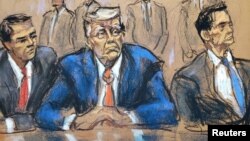 ແຟ້ມພາບ - ອະດີດປະທານາທິບໍດີ ດໍໂນລ ທຣຳ ນັ່ງຢູ່ລະຫວາ່ງ ທະນາຍຄວາມຂອງທ່ານ ຄື ທ່ານທອດ ແບລນຈ໌ ແລະທ່ານຈອນ ລໍໂຣ ຂະນະທີ່ ທ່ານປະເຊີນກັບຂໍ້ຫາຕ່າງໆ ຕໍ່ໜ້າຜູ້ພິພາກສາ ທ່ານນາງ ມັອກຊີລາ ເອ. ອູປາດຢາຢາ ຢູ່ທີ່ສານລັດຖະບານກາງ ໃນນະຄອນຫຼວງວໍຊິງຕັນ, ວັນທີ 3 ສິງຫາ 2023 ທີ່ເປັນການແຕ້ມພາບໃນຫ້ອງສານ. 