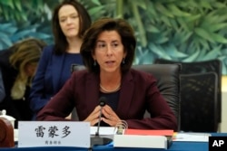 美國商務部長吉娜·雷蒙多(Gina Raimondo)在北京與中國商務部長王文濤舉行雙邊會談。（2023年8月28日）