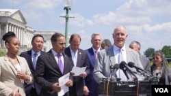 资料照片：2024年6月4日，美国众议院中共问题特设委员会主席、共和党众议员穆勒纳尔众议员(右一)与该特设委员会资深成员、民主党众议员克里希纳莫蒂在国会山前召开记者会，纪念天安门事件35周年。（美国之音记者李逸华拍摄）