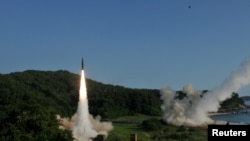 资料照片：美韩军队用陆军战术导弹系统和韩国玄武二号导弹向韩国东部海域发射导弹。（2017年7月5日）