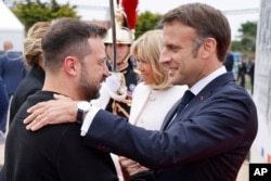 法國總統馬克龍在法國奧馬哈海灘歡迎烏克蘭總統澤倫斯基出席諾曼第登陸80週年紀念活動。 （2024年6月6日）