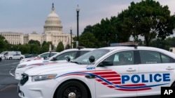 ລົດຕຳຫຼວດເທດສະບານນະ ວໍຊິງຕັນ ຈອດຢູ່ໃກ້ຕຶກຫໍລັດຖະສະພາ ສະຫະລັດ ໃນນະຄອນຫຼວງ ວໍຊິງຕັນ, 26 ສິງຫາ 2021.