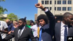 贾斯汀·皮尔逊被恢复田纳西的州众议员职位后同支持者们一起庆祝。(2023年4月12日)