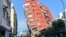 台灣花蓮強震後傾斜的住宅大樓。 (2024年4月3日)