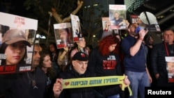 以色列軍方表示錯誤擊斃以色列人質後，以色列民眾在特拉維夫進行抗議。 （2023年12月15日）