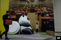 中国四川省成都市在一个空置商业办公楼上贴着的一幅招租广告。（2024年2月27日）