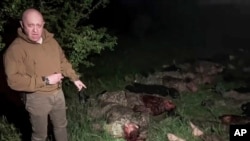 2023年5月5日內瓦格納集團首領葉夫根尼·普里戈津指責俄軍上層領導屠殺自己人。普利戈津也掉轉槍口射殺俄軍士兵。