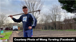 港產農夫黃如榮在英國的農田上。(圖片來源：歐羅有機農場英國分部臉書網站)