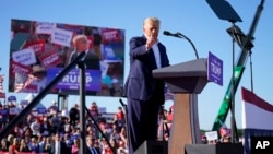 2023 年 3 月 25 日，前总统唐纳德·特朗普在德克萨斯州韦科的韦科地区机场举行的竞选集会上发表讲话。