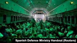 ບັນດານັການທູດສະເປນ ແລະສັນຊາດ ນັ່ງລໍຖ້າຢູ່ໃນເຮືອບິນທະການໃນຈີບູຕີ ຫລັງຈາກໄດ້ຍົກຍ້າຍອອກຈາກຊູດານ ວັນທີ 24 ເມສາ 2023