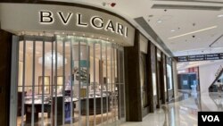 連接西九文化區的圓方商場9月17日”香港夜繽紛”啟動後首個周日，晚上7時左右氣氛相當冷清，有名店已經關門。(美國之音/湯惠芸)