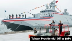 台灣總統蔡英文在宜蘭蘇澳商港主持「安江軍艦」和「萬江軍艦」交付儀式，並閱兵檢視「國艦國造」成果。（2024年3月26日）