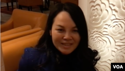 资料照：2017年5月7日，外联集团董事长何梅女士在北京接受美国之音专访 （美国之音叶兵拍摄）