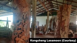 ຮູບພາບການຄວັດ ແບະ ແກະສະຫຼັກໄມ້ ຢູ່ທີ່ໂຮງງານ ແກະສະຫຼັກຂອງ ທ່ານກອງແຊງ.