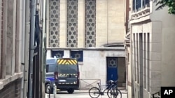 ​ລົດ​ຕຳຫຼວດ​ຈອດ​ຢູ່​ໜ້າ​ໂບດ​ສາ​ສະ​ໜາ​ຢິວ​ໃນ​ເມືອງ ຣີ​ອັງ, ຝ​ຣັ່ງ, 17 ພຶດ​ສະ​ພາ 2024.