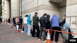 香港壹傳媒創辦人黎智英國安案1月2日踏入第4日審訊，西九龍裁判法院大樓外仍有大批市民排隊輪候旁聽席。(美國之音/湯惠芸)