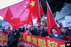 反對台灣獨立的抗議者聚集在台灣總統蔡英文在洛杉磯下榻的酒店外。（2023年4月4日）