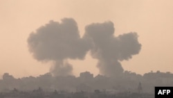 一张从以色列南部城市斯德罗特拍摄的照片显示，2023 年 10 月 22 日，以色列与哈马斯之间的战斗仍在继续，以色列对加沙的袭击中浓烟滚滚。