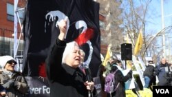 支持中国民运会会长吴温温女士在现在发表演说。（美国之音 张真瑜）