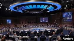 世界领导人在美国华盛顿出席北约成立75周年峰会期间举行的北约--乌克兰理事会会议。（2024年7月11日）