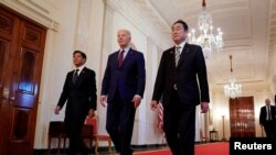 美國總統拜登與日本首相岸田文雄和菲律賓總統小馬科斯在白宮東廳出席三邊峰會。 (2024年4月11日)