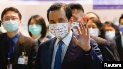 台湾前总统马英九离开台北桃园机场飞往上海。（2023年3月27日）