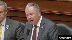 美國國會眾議院軍委會戰略力量小組主席道格·蘭博恩(Doug Lamborn)主持《2024 財年戰略力量態勢聽證會》。（國會眾議院軍委會聽證會截圖）