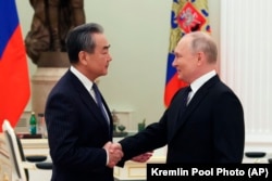 俄羅斯總統普京在克里姆林宮會晤到訪的中共中央政治局委員、中央外事辦公室主任王毅。（2023年2月22日）