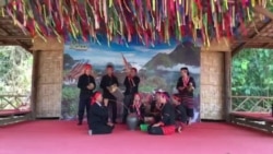 ການສະແດງທ້ອງຖິ່ນ ກ່ຽວກັບປະເພນີພື້ນບ້ານ ຢູ່ໃນສວນດອກໄມ້ ທີ່ຕາດຮ້ອຍຄົວ, ແຂວງຫຼວງພະບາງ.