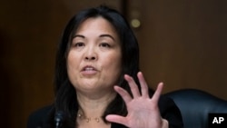 資料照片：時為拜登總統提名的美國勞工部副部長人選的蘇維思在參議院健康、教育、勞工與養老金事務委員會的提名確認聽證會上講話。(2021年3月16日)