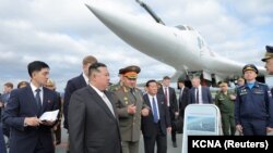 北韓領導人金正恩在俄羅斯國防部長紹伊古陪同下參觀符拉迪沃斯托克軍事基地的核轟炸機。 （2023年9月16日）