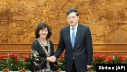 中國外長秦剛在北京會晤聯合國秘書長緬甸問題特使海澤(Noeleen Heyzer) 。（2023年5月1日）