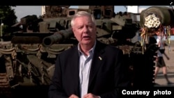 美國國會重量級參議院格雷厄姆2023年5月26日在基輔舉行記者會.(路透社視頻截屏)