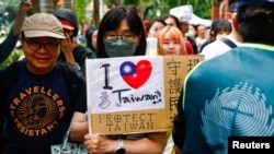 台灣民眾聚集在台北的立法院外，一名女子手舉支持台灣的標語。(2024年5月24日)