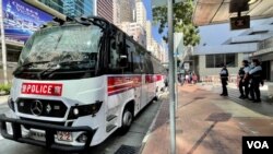 香港警方3月5日在灣仔修頓球場附近停泊多輛大型警車。(美國之音湯惠芸)