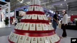 在北京舉辦的中國國際服務貿易交易會展間擺放的中國領導人習近平著作《習近平談治國理政》。（2022年8月31日）