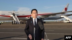 日本首相岸田文雄在乘坐飛機前往美國出席美日韓峰會前在東京的羽田國際機場發表講話。（2023年8月17日）
