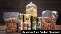 ຜະລິດຕະພັນ ຂອງໂຮງງານໝູຢໍ່ປ້າລີ ປະກອບມີໝູຢໍ່ຂະໜາດໃຫຍ່, ຂະໜາດກາງ, ຂະໜາດນ້ອຍ, ໄສ້ກອກໝູ ສົ້ມໝູ ແລະໝູຝອຍ.