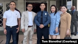 ທ້າວຕ້ອມ ແລະຍາດພີ່ນ້ອງ ໃນມື້ຈົບຫຼັກສູດການຮຽນກ່ຽວກັບຕໍາຫຼວດ.