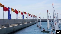 2022年1月9日，中國外交部長王毅訪問斯里蘭卡科倫坡期間，中國資助的填海港口城項目豎起了中國和斯里蘭卡的國旗。（美聯社照片）
