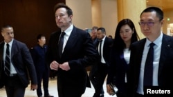 特斯拉首行政總裁馬斯克與特斯拉高層離開北京一家酒店。（資料照片：2023年5月31日）