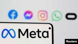 智能手机屏幕上展示的脸书Meta新标识。(2021年10月28日)