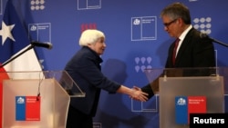 資料照：2024年3月1日，智利財政部長馬里奧·馬塞爾和美國財政部長珍妮特·耶倫在智利聖地亞哥的財政部大樓舉行新聞發布會後握手。 (路透社）