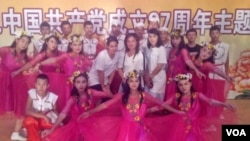 在這張未註明日期的照片中，迪麗努爾·買蘇木江位於第二行中間。照片由夏米西努爾提供。