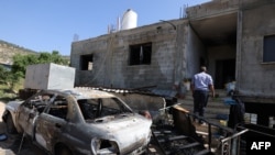 西岸地区拉姆安拉市附近一个村庄遭到以色列定居者的攻击，住房被毁。（2024年4月13日）